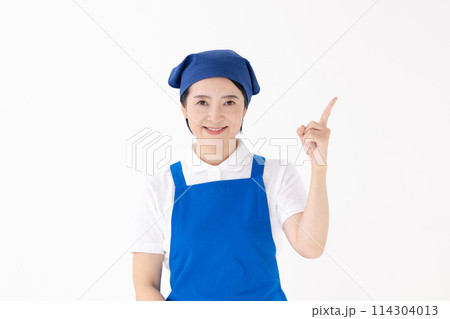 ミドル女性　ユニホーム　エプロン　指差し 114304013