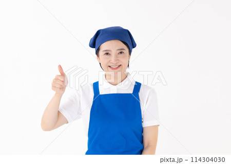 ミドル女性　ユニホーム　エプロン　サムズアップ 114304030