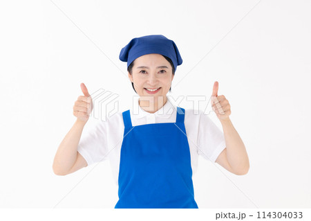 ミドル女性 ユニホーム エプロン サムズアップ ミドル女性 ユニホーム エプロン サムズアップ 114304033