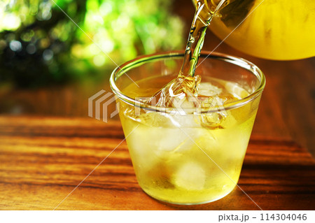 グラスに注がれる冷たい緑茶 114304046