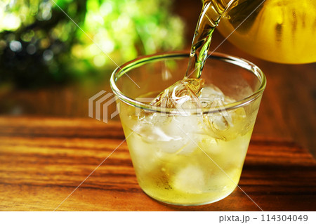 グラスに注がれる冷たい緑茶 114304049