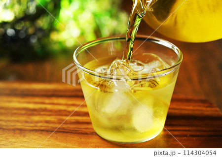 グラスに注がれる冷たい緑茶 グラスに注がれる冷たい緑茶 114304054