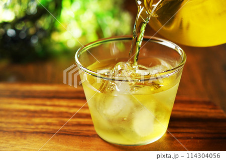 グラスに注がれる冷たい緑茶 グラスに注がれる冷たい緑茶 114304056