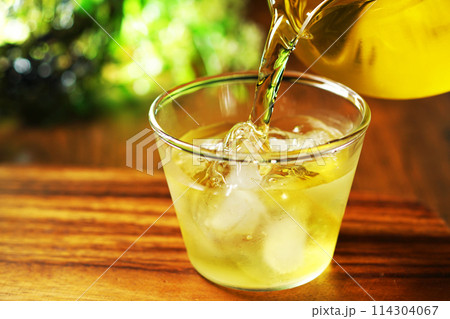 グラスに注がれる冷たい緑茶 114304067