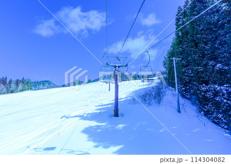 青空とリフトからのゲレンデの眺め 114304082