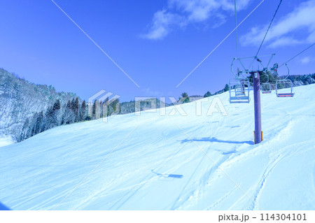 青空とリフトからのゲレンデの眺め 114304101