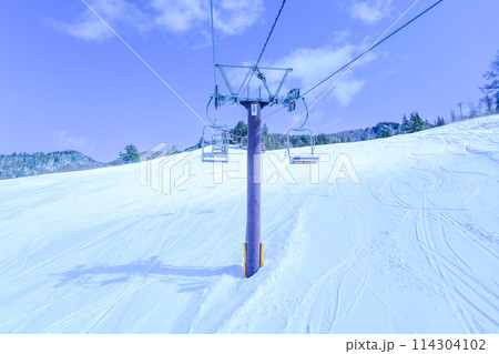 青空とリフトからのゲレンデの眺め 114304102