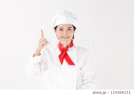 ミドル女性　コック服　指差し 114304151