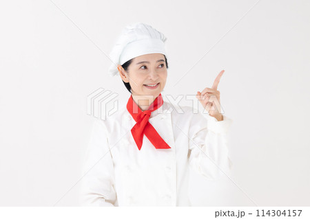 ミドル女性　コック服　指差し 114304157