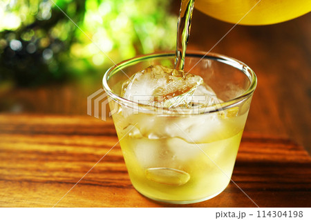 グラスに注がれる冷たい緑茶 114304198
