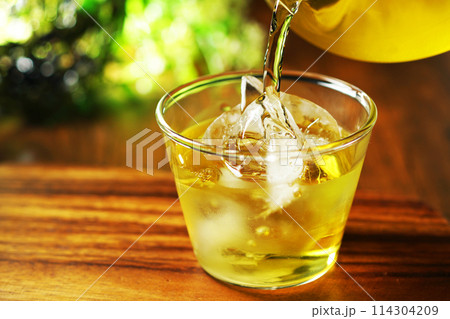 グラスに注がれる冷たい緑茶 114304209