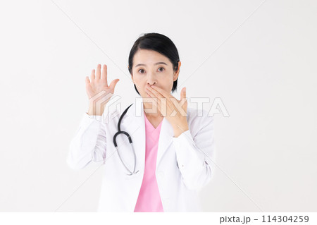 ミドル女性 白衣 驚く ミドル女性 白衣 驚く 114304259