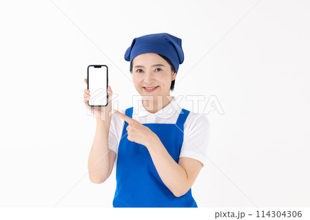 ミドル女性 ユニホーム エプロン スマホ ミドル女性 ユニホーム エプロン スマホ 114304306