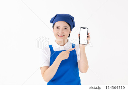 ミドル女性　ユニホーム　エプロン　スマホ 114304310
