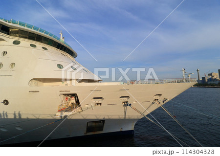 横浜港大桟橋に停泊する豪華客船 横浜港大桟橋に停泊する豪華客船 114304328