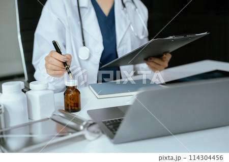 Doctor or physician recommend pills medical prescription to female Patient. 114304456