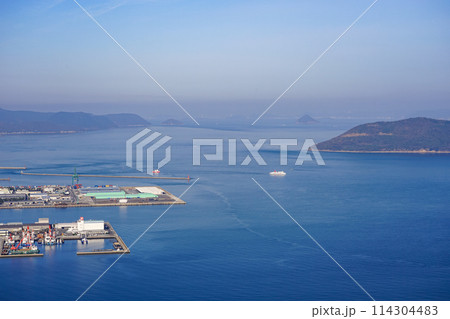 壮大な瀬戸のパノラマ 屋島山上獅子の霊巌展望台からの見晴らし(香川県高松市) 壮大な瀬戸のパノラマ 屋島山上獅子の霊巌展望台からの見晴らし(香川県高松市) 114304483