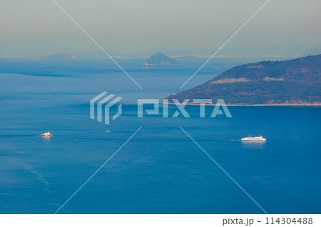壮大な瀬戸のパノラマ 屋島山上獅子の霊巌展望台からの見晴らし（香川県高松市） 114304488