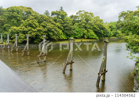 宇治橋の上流側に並ぶ木除杭（きよけぐい）【伊勢神宮・内宮】三重県伊勢市・2024年 114304562