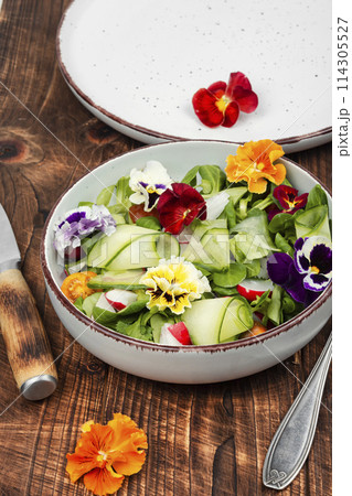 Salad of vegetables and flowers. 114305527