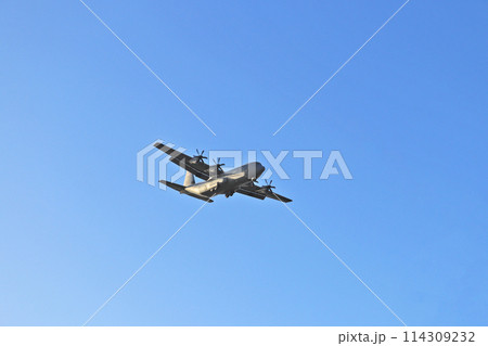 福岡県の航空自衛隊築城基地の日米共同訓練で飛行するC-130J 114309232