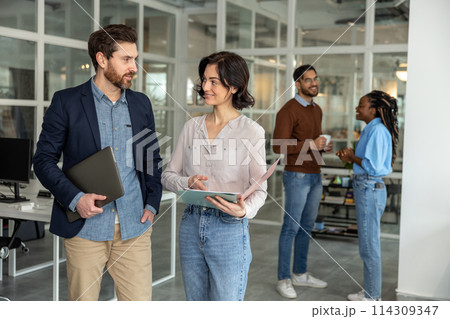 Coworking spaces foster collaboration among diverse professionals Coworking spaces foster collaboration among diverse professionals 114309347