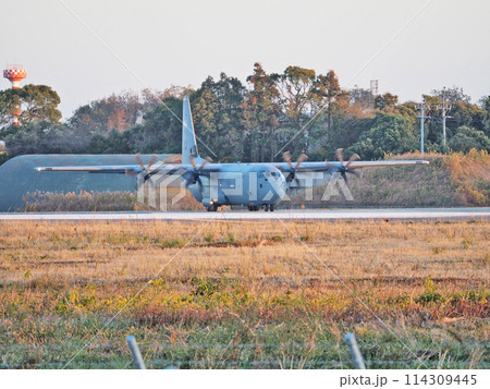 福岡県の航空自衛隊築城基地で日米共同訓練をするC-130J 114309445