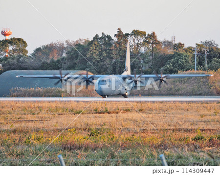 福岡県の航空自衛隊築城基地で日米共同訓練をするC-130J 福岡県の航空自衛隊築城基地で日米共同訓練をするC-130J 114309447