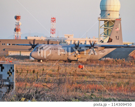 福岡県の航空自衛隊築城基地で日米共同訓練をするC-130J 114309450