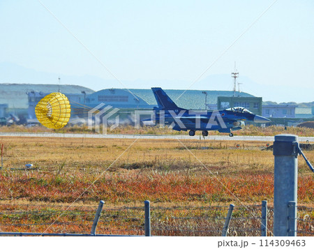 福岡県築上郡の築城基地にパラシュートを広げて着陸したF-2戦闘機 114309463
