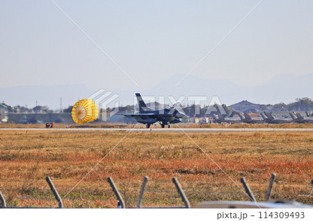 福岡県築上郡の航空自衛隊築城基地に着陸したF-2戦闘機 114309493