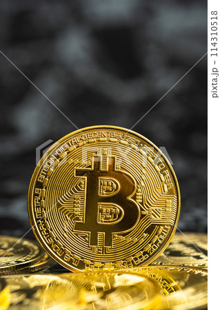 仮想通貨ビットコインと黒背景 仮想通貨ビットコインと黒背景 114310518