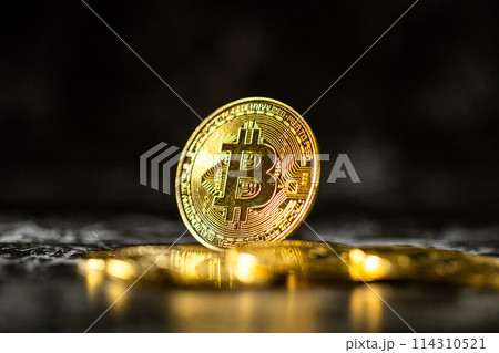 仮想通貨ビットコインと黒背景 114310521