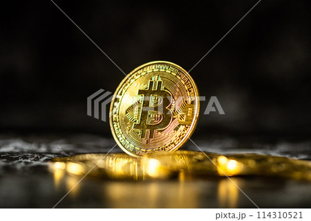 仮想通貨ビットコインと黒背景 仮想通貨ビットコインと黒背景 114310521