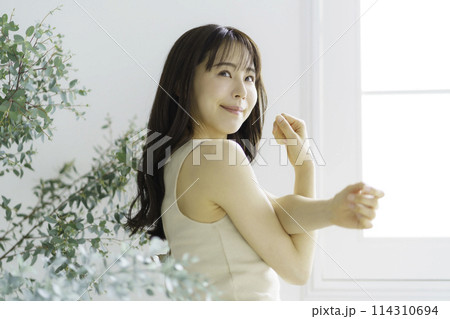 ストレッチする若い女性のポートレート 114310694