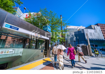 日本の東京都市景観 数寄屋橋交差点前の銀座駅や銀座四丁目方向を望む 114310815