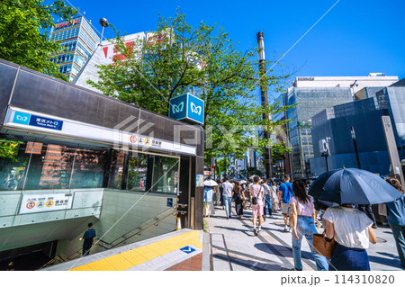 日本の東京都市景観 数寄屋橋交差点前の銀座駅や銀座四丁目方向を望む 114310820