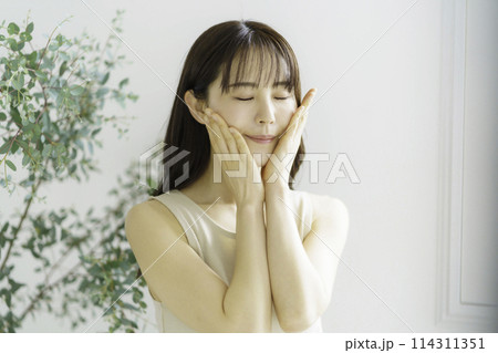 頬に両手を当てる若い女性のポートレート 頬に両手を当てる若い女性のポートレート 114311351