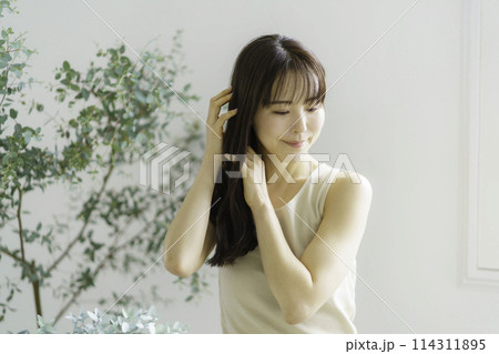 髪を手ですく若い女性 髪を手ですく若い女性 114311895