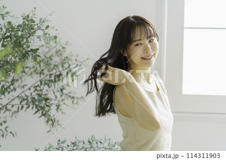 髪をなびかせる若い女性 髪をなびかせる若い女性 114311903