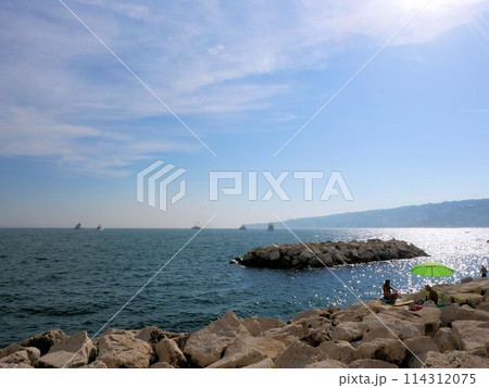 イタリア・ナポリ市 地中海とサンタルチアの海水浴場 イタリア・ナポリ市 地中海とサンタルチアの海水浴場 114312075