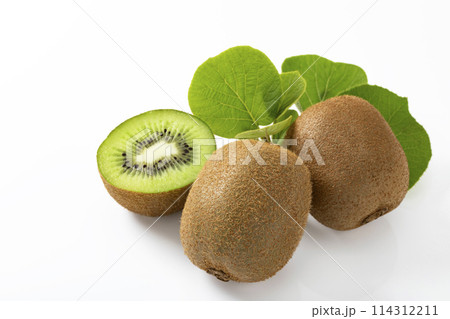 白バックで輪切りと葉を添えたグリーンキウイ 114312211