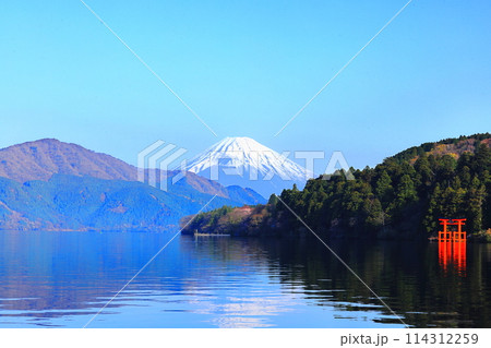 芦ノ湖湖畔から望む富士山と平和の鳥居/神奈川県箱根町 芦ノ湖湖畔から望む富士山と平和の鳥居/神奈川県箱根町 114312259