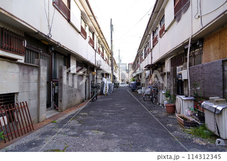 昔ながらのアパート 114312345