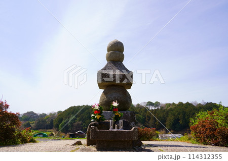 蘇我入鹿首塚と甘樫丘（奈良県明日香村飛鳥） 114312355