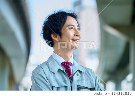 高速道路の前で腕組みする若い技術者 高速道路の前で腕組みする若い技術者 114312830