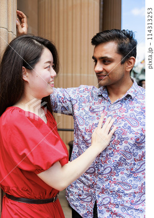 観光を楽しむ日本とインドの国際結婚カップル 観光を楽しむ日本とインドの国際結婚カップル 114313253