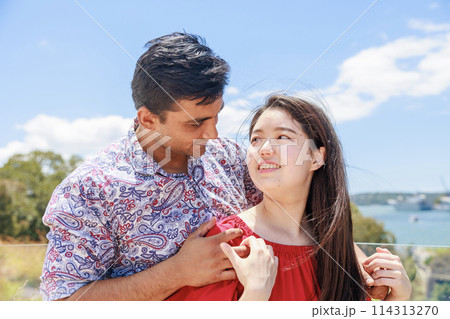 後ろから抱きしめるインド人彼氏と日本人彼女 後ろから抱きしめるインド人彼氏と日本人彼女 114313270