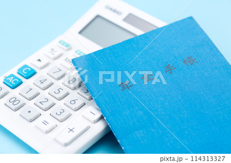 青い年金手帳と電卓 114313327