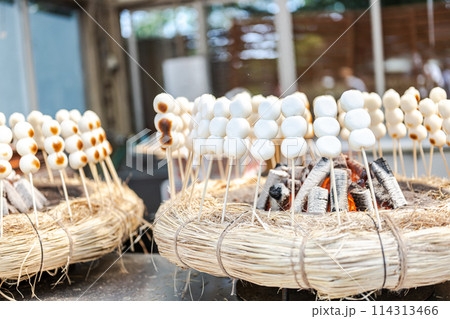 串に刺さった団子 串に刺さった団子 114313466